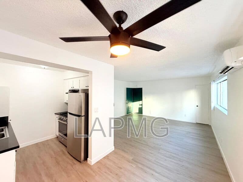 Los Angeles House: 1426 South Point View