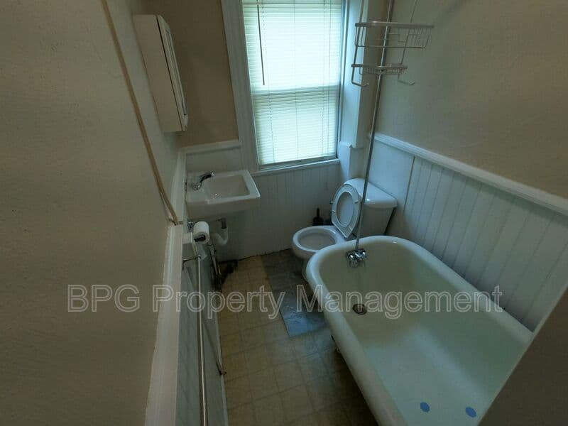 Harrisonburg House: 22 W Wolfe
