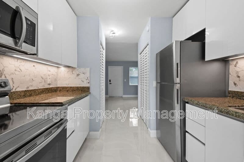 Riviera Beach Condo: 968 W 9th St