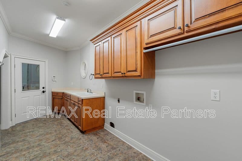 Sumrall House: 107 Raybourn Rd