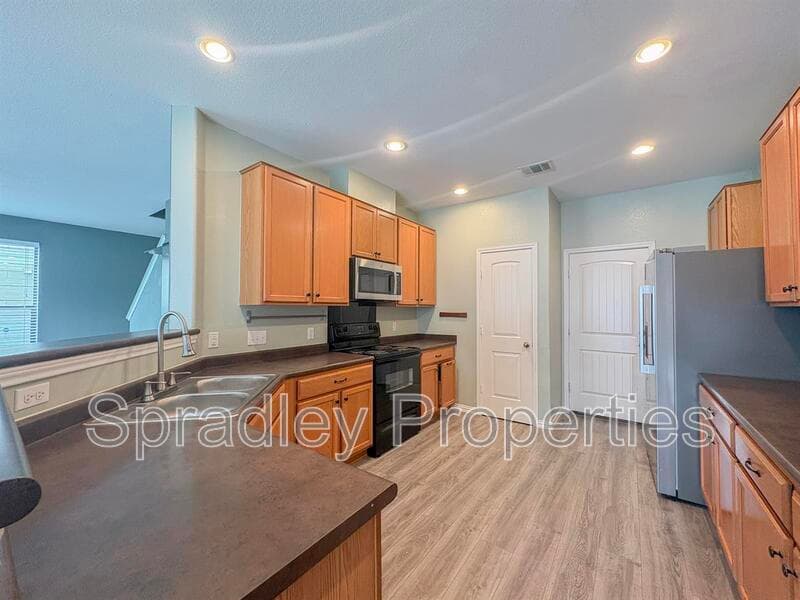 Temple House: 1047 Tumbleweed Trl
