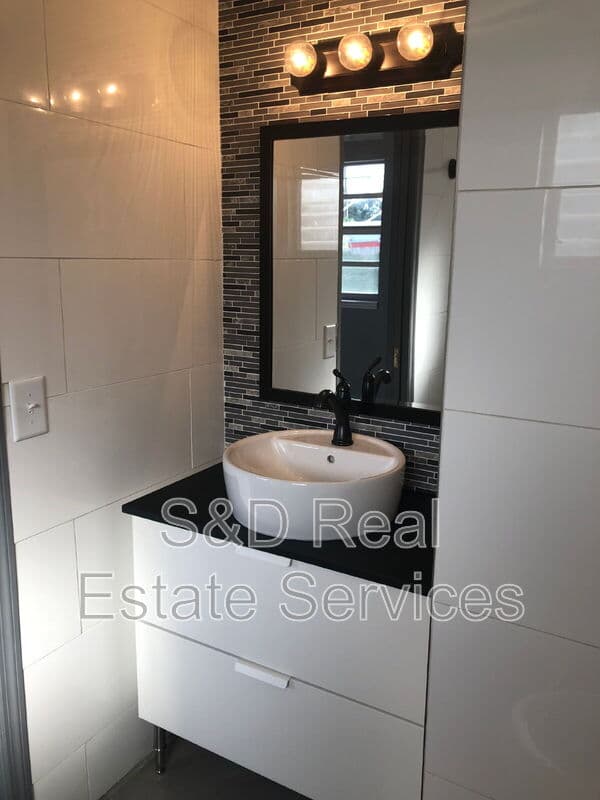 Lakeland House: 3003 Venice Way