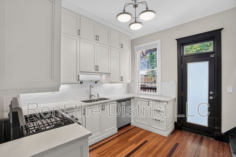 Washington Townhome: 37 Rhode Island Avenue NW