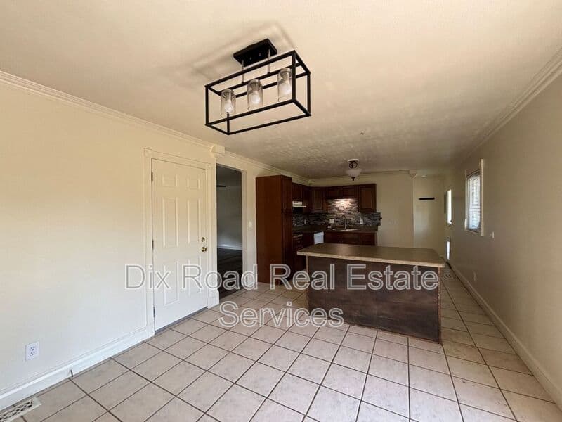 Englewood House: 530 Unger Avenue
