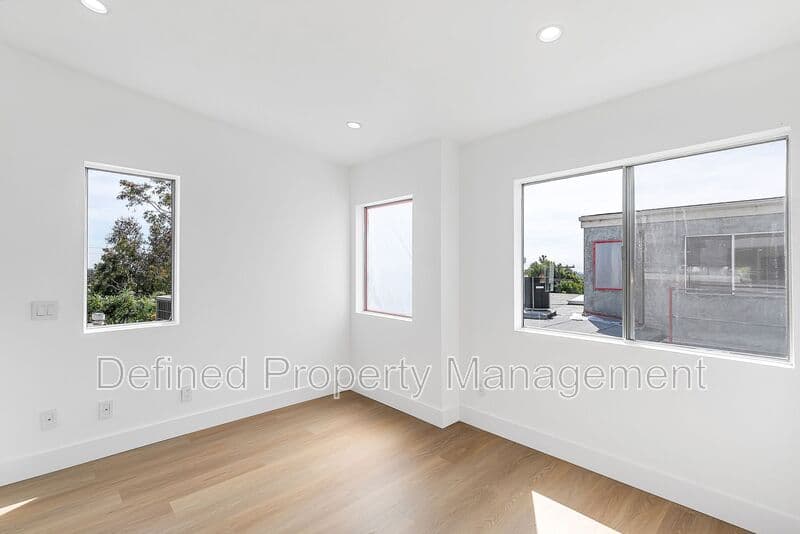 Los Angeles Condo: 12420 Woodgreen St