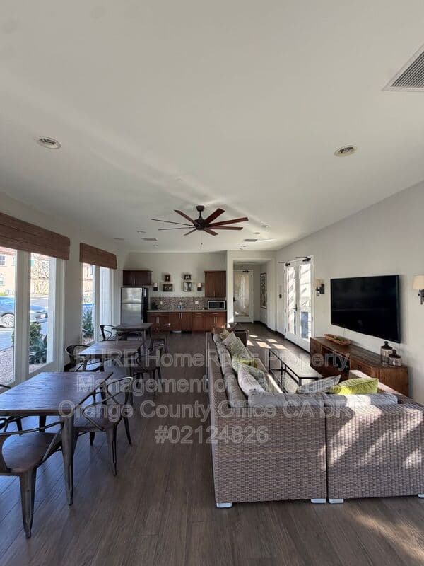 Lake Forest House: 208 El Paseo