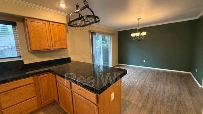 Roseburg Condo: 172 NE Rifle Range St