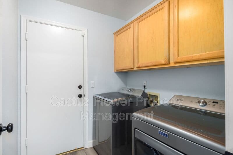 Glendale House: 21295 N 69th Ave