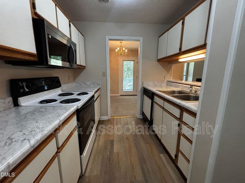 Fayetteville House: 259-7 Waterdown Drive