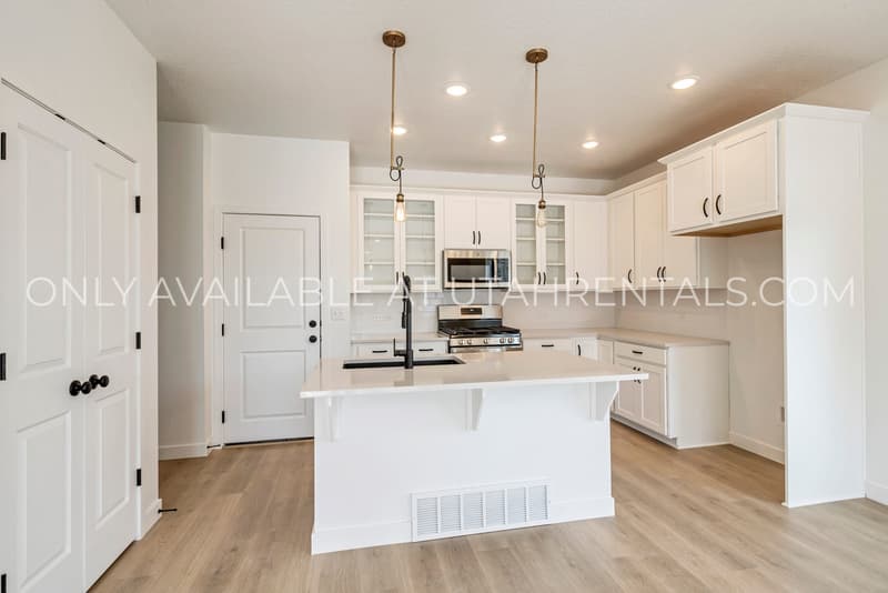 South Jordan House: 11474 S Andover Rd