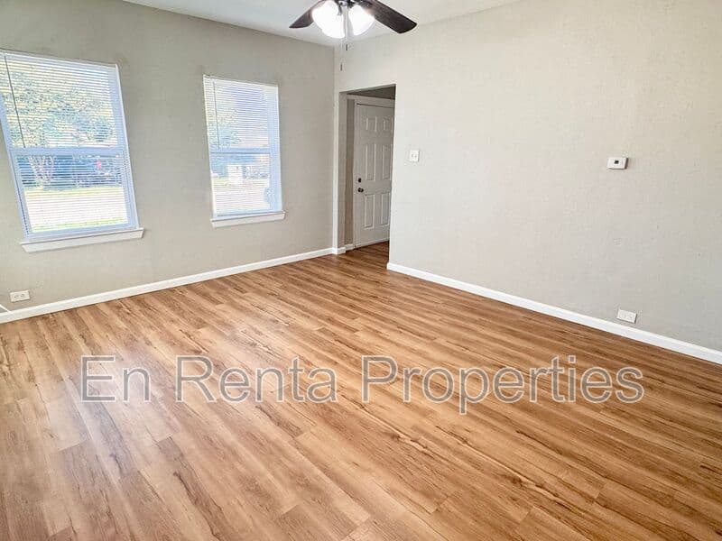 Ft Worth House: 541 Beddell St. W.