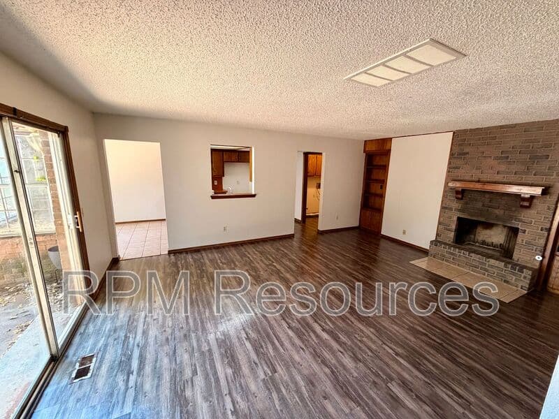 Oklahoma City Condo: 7000 Woodlake Dr