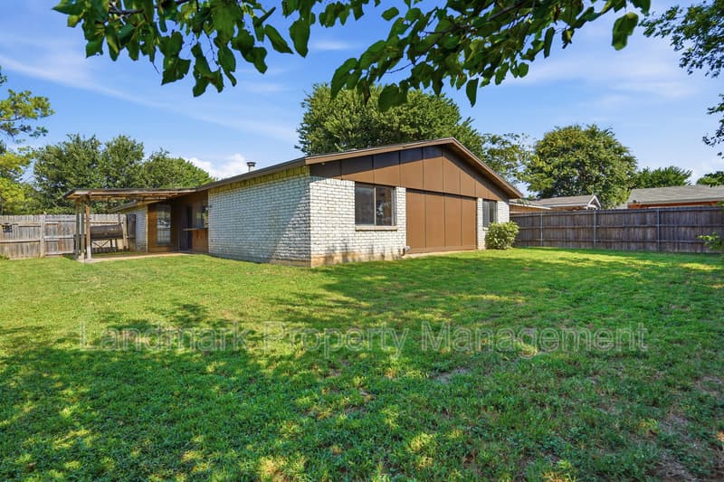 Arlington House: 2711 Treeview Drive