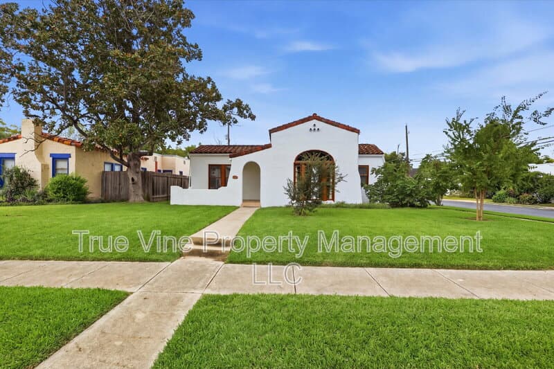 San Antonio House: 1446 Fulton Avenue