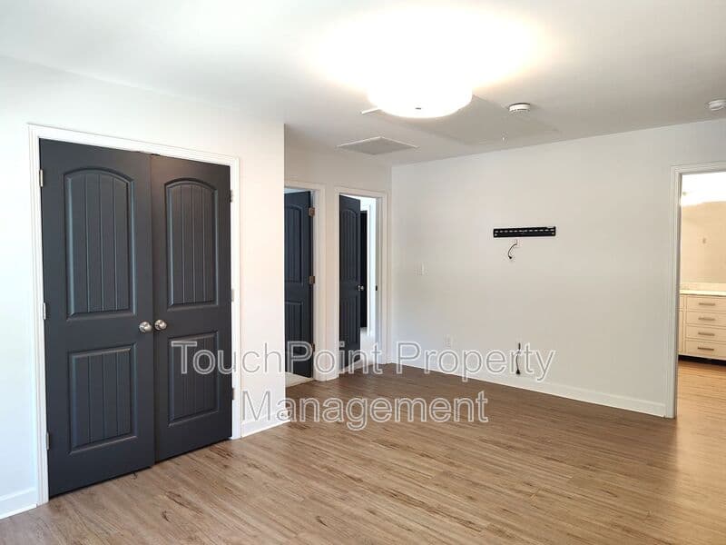 Charlotte House: 605 Lumber Ln