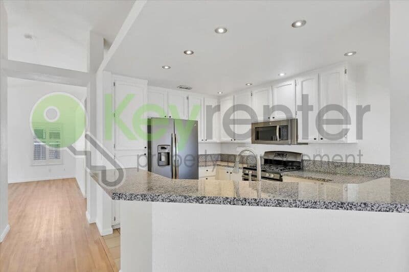 Sacramento House: 8428 Cassatt Way
