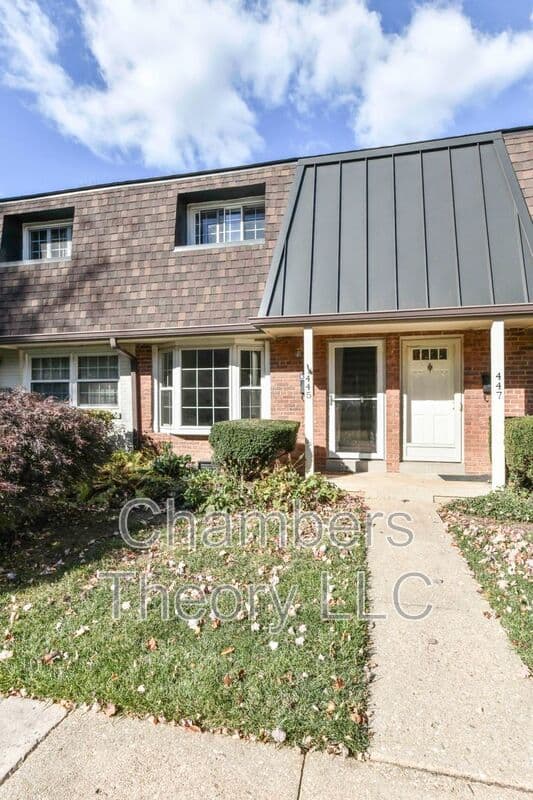 Falls Church Condo: 445 Hampton Ct