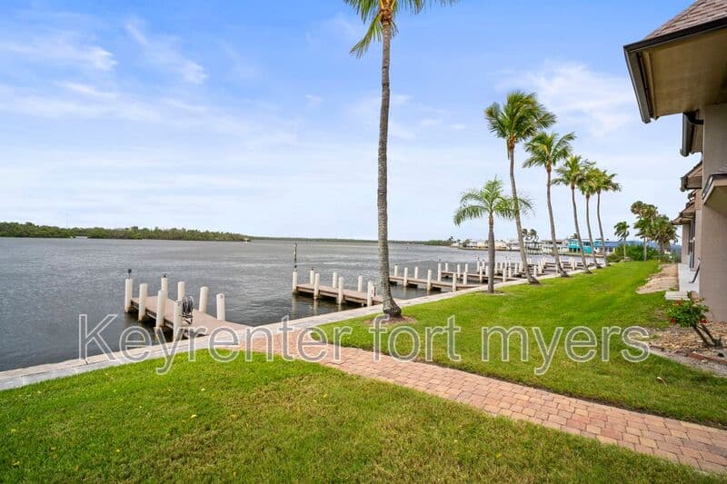 Fort Myers Beach House: 894 Buttonwood Dr