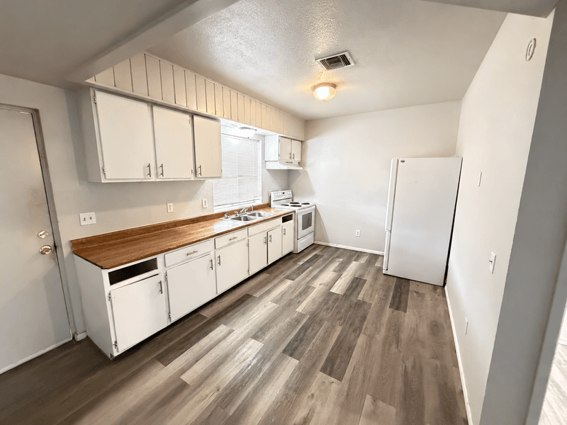 Casa Grande Apartment: 523 West 12th Street