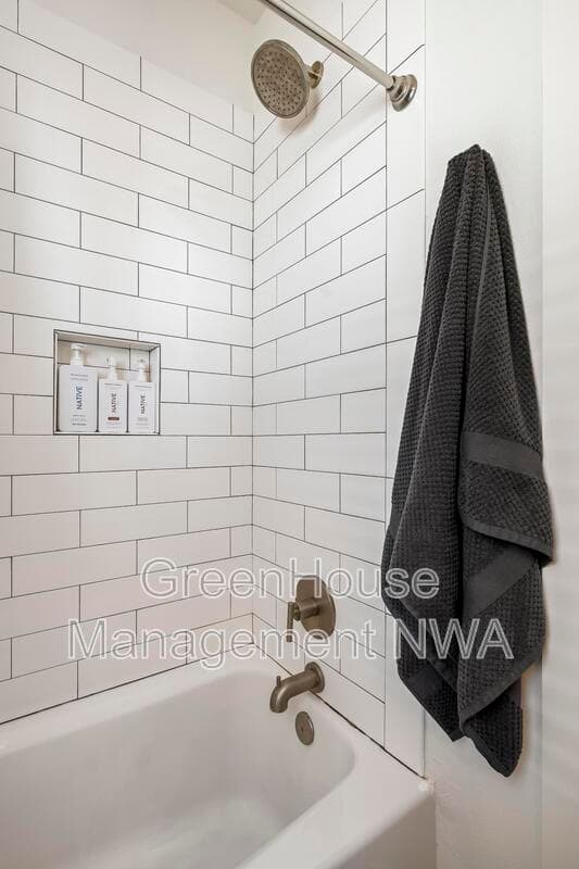 Bentonville House: 636 SW B ST
