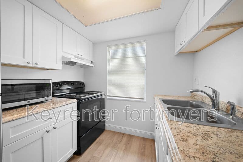 Fort Myers House: 11370 SUMMERWINDS CT