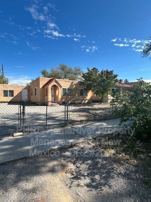 Albuquerque House: 418 Cornell SE