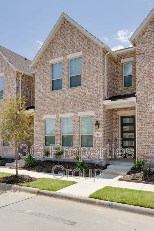Lewisville House: 344 Almanor St