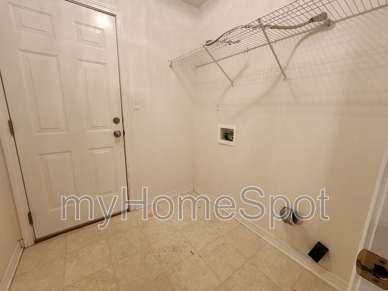 Pensacola House: 2497 Redoubt Ave