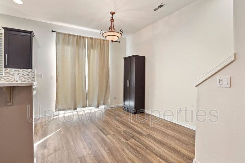 Tualatin House: 9284 SW Sweek Dr
