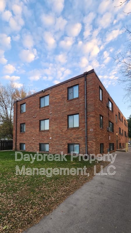 Moorhead Condo: 915 7th Avenue North - 8