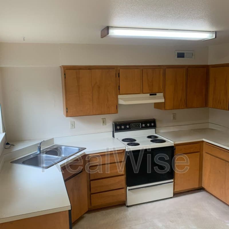 Grants Pass Townhome: 2170 NW N Hill Dr