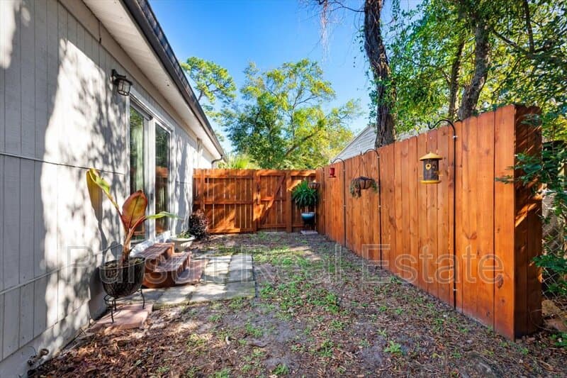 Jacksonville House: 2254 Clemson Road