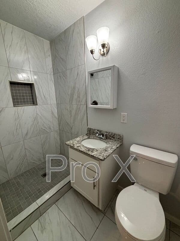 Fayetteville House: 942 W Holly St