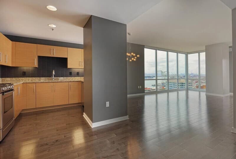 Oakland Condo: 222 Broadway St