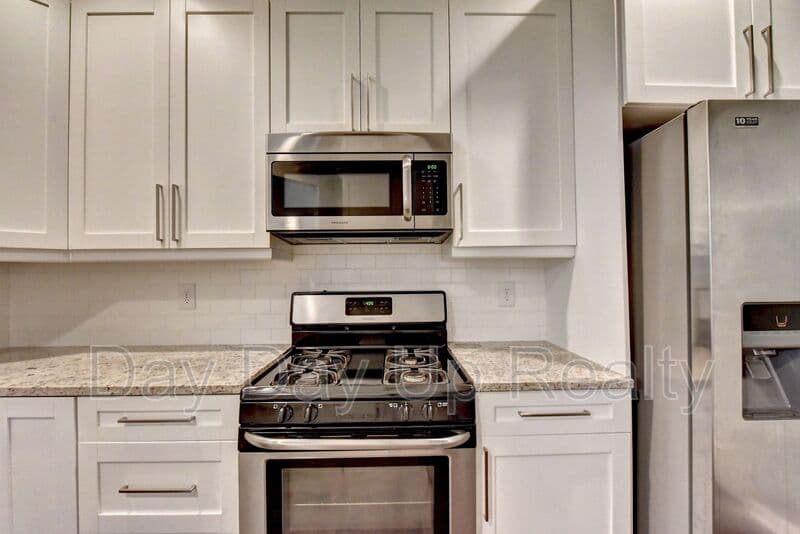 Suwanee House: 5605 Bright Cross Way