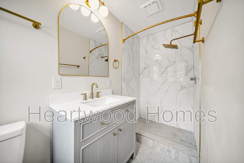 Columbia Condo: 1911 Cermack St