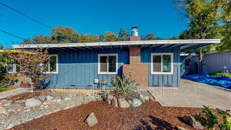 Santa Rosa House: 311 Lomitas Ln