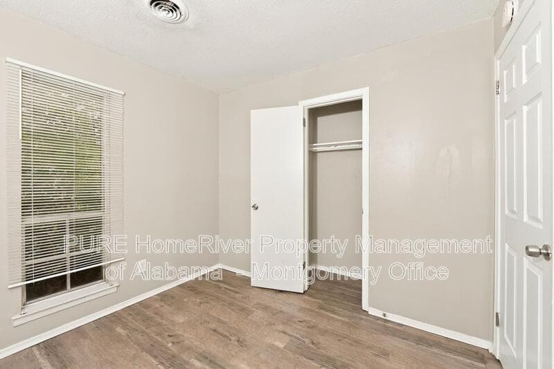 Montgomery House: 6220 Wares Ferry Road