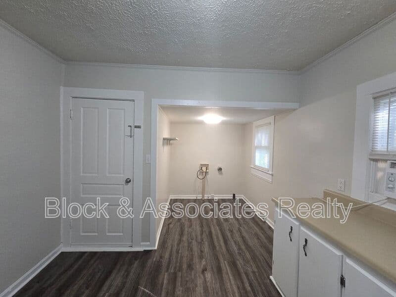 Greensboro House: 3844 Green Point Dr