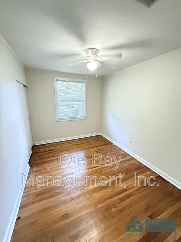 Mobile House: 4650 Rosewood Dr
