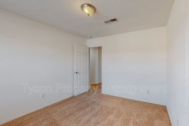 Albuquerque House: 8705 Silvercrest Ct NW