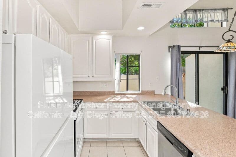 Escondido House: 1007 Howard Ave