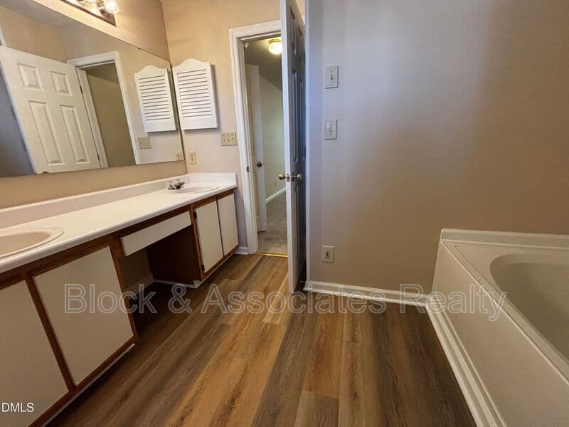 Fayetteville House: 259-7 Waterdown Drive