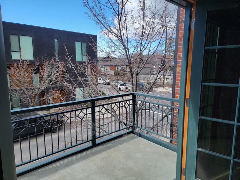 Bend Townhome: 16 SW Wall St