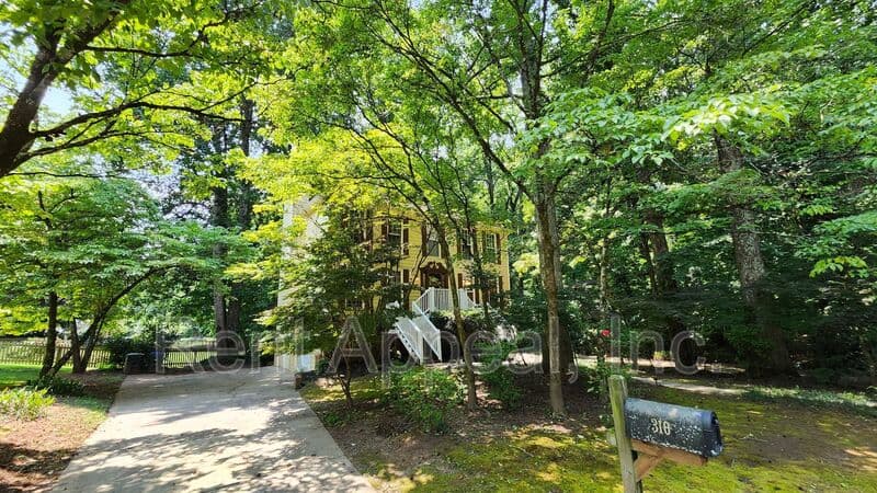 Alpharetta House: 310 Milesford Ct.