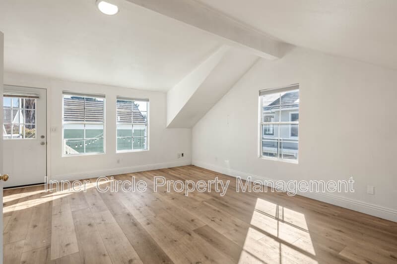Brentwood House: 342 Chaucer Drive