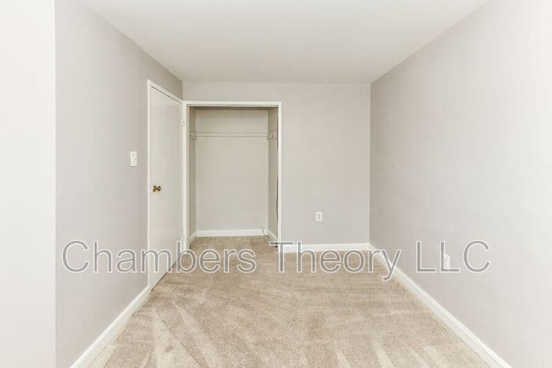 Falls Church Condo: 445 Hampton Ct