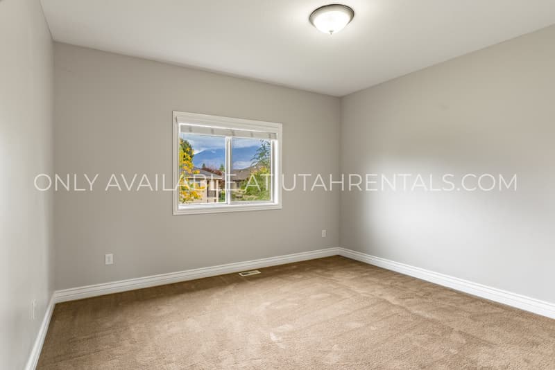 Orem House: 2032 West Golden Pond Way