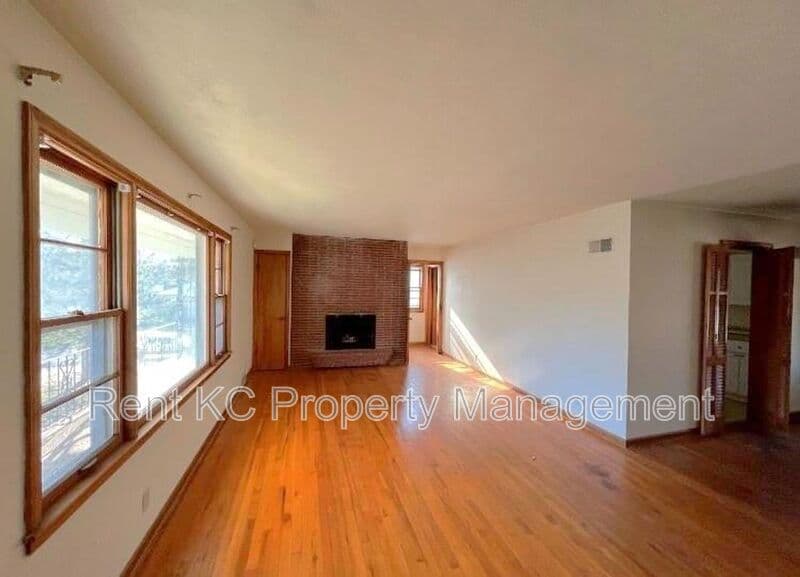 Kansas City House: 800 E 75th Terrace