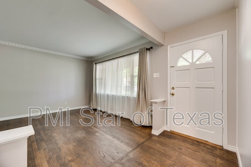 Dallas House: 11643 Rogue Way